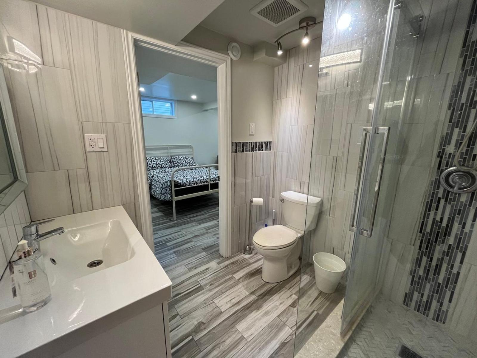 גואלף Modern Studio With Kitchenette And Bath מראה חיצוני תמונה