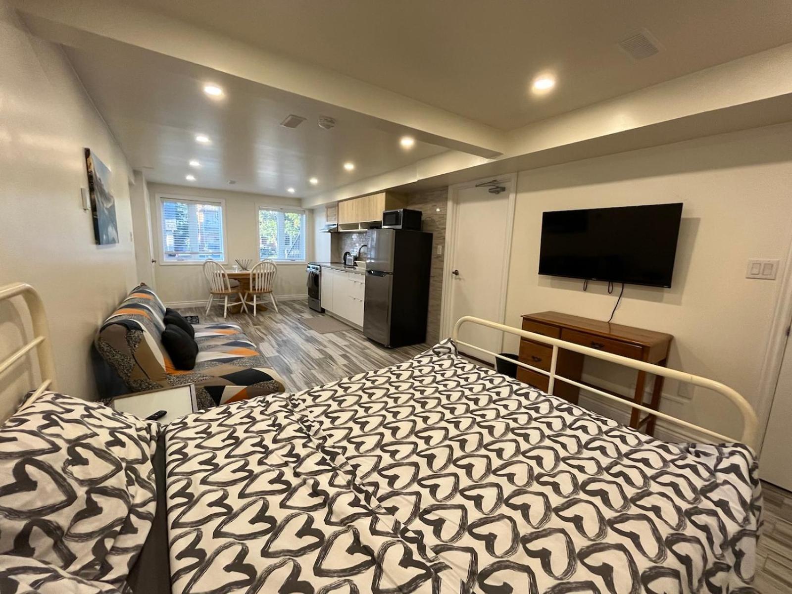 גואלף Modern Studio With Kitchenette And Bath מראה חיצוני תמונה
