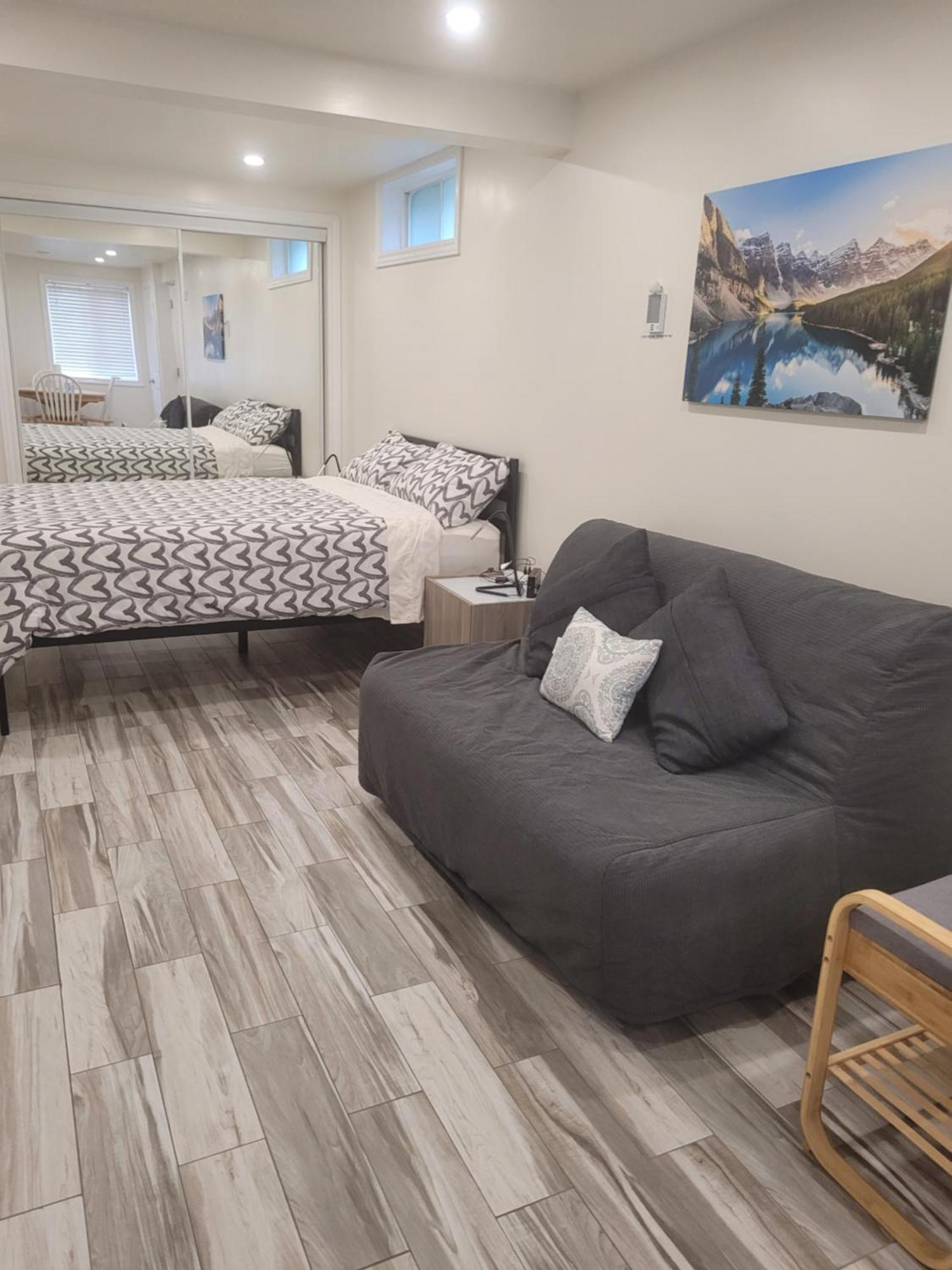 גואלף Modern Studio With Kitchenette And Bath מראה חיצוני תמונה
