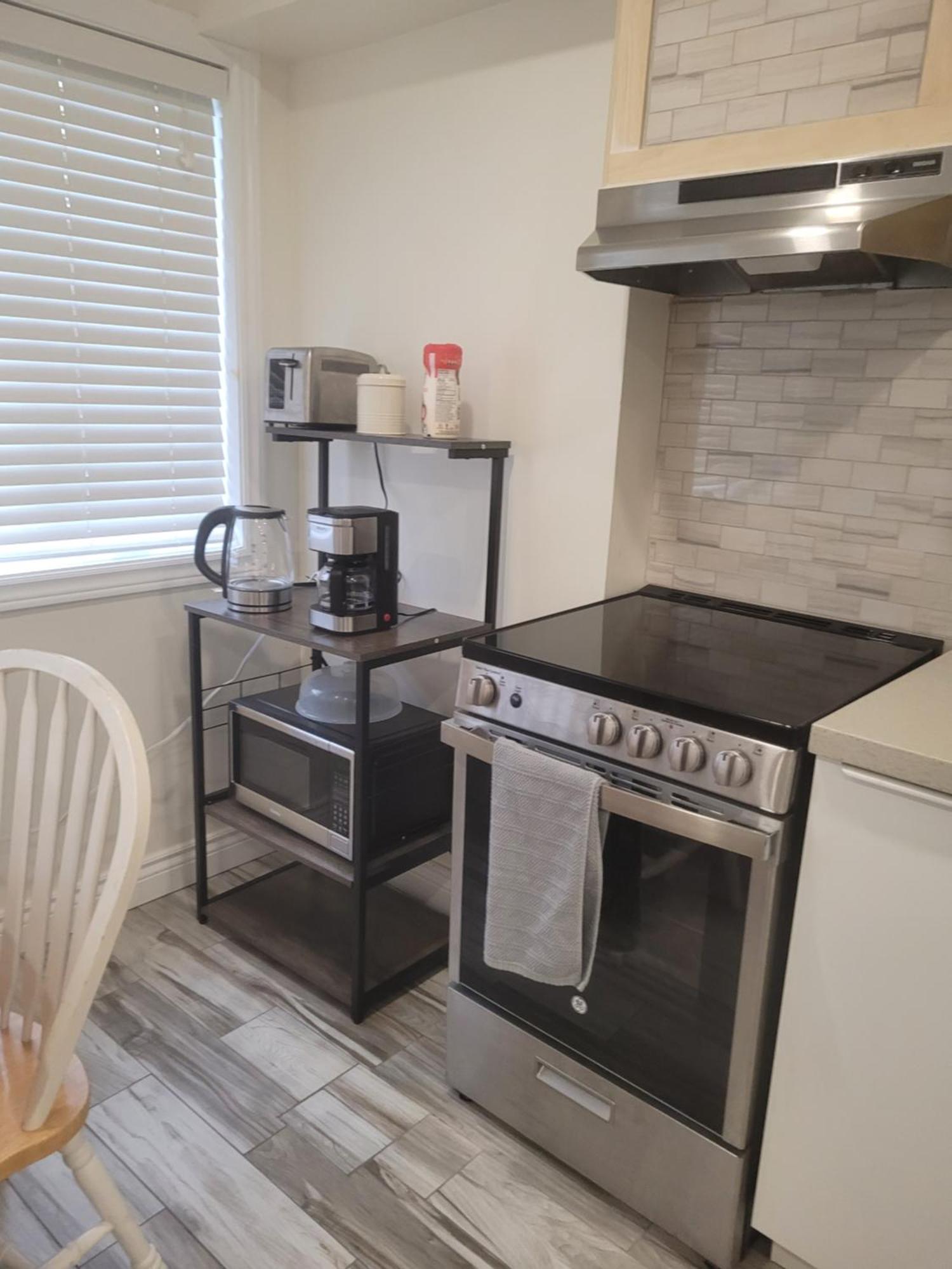 גואלף Modern Studio With Kitchenette And Bath מראה חיצוני תמונה
