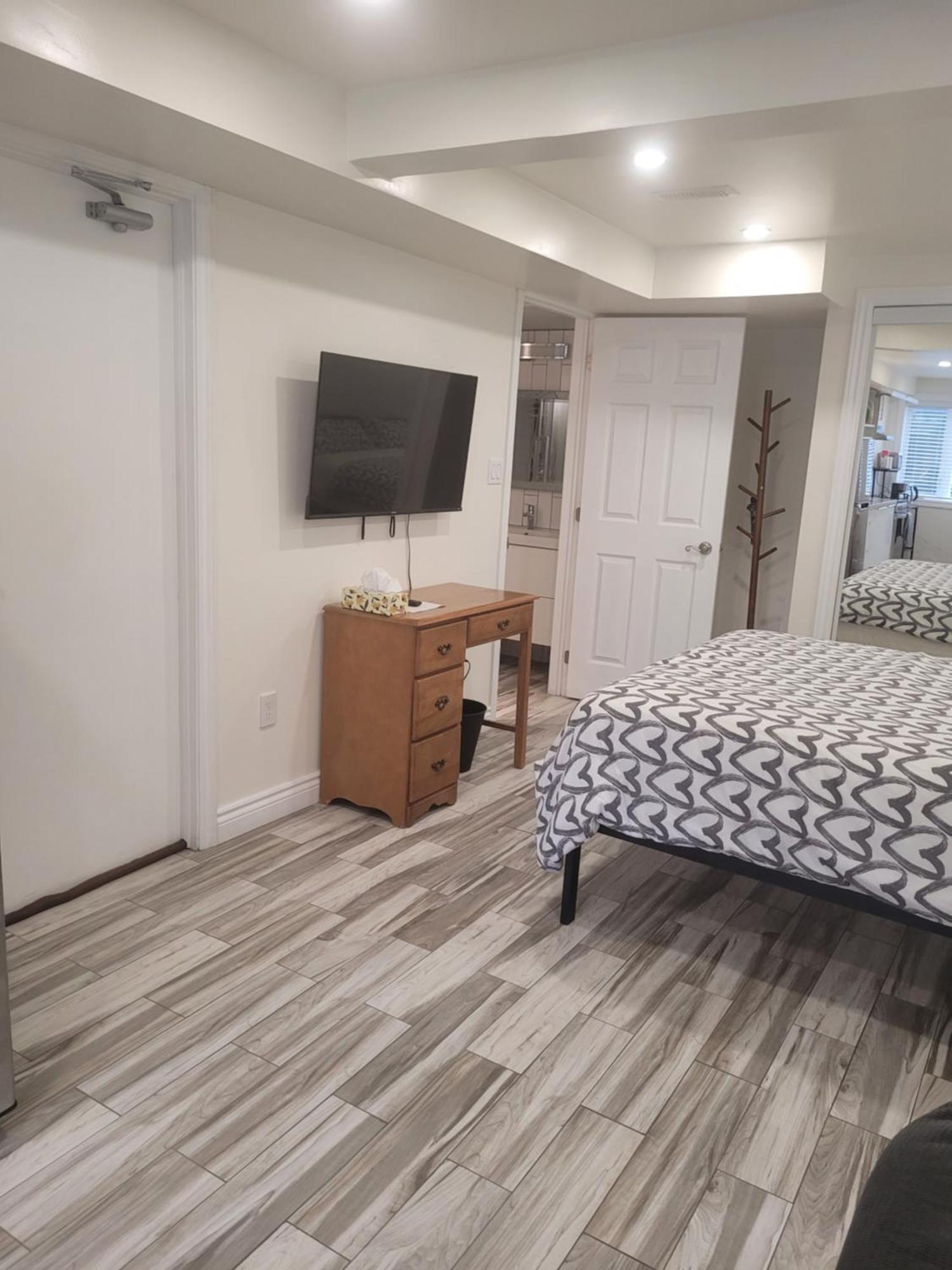 גואלף Modern Studio With Kitchenette And Bath מראה חיצוני תמונה
